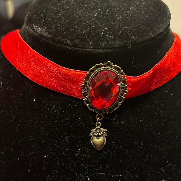 Red velvet choker with heart charm - Picture 1 of 4